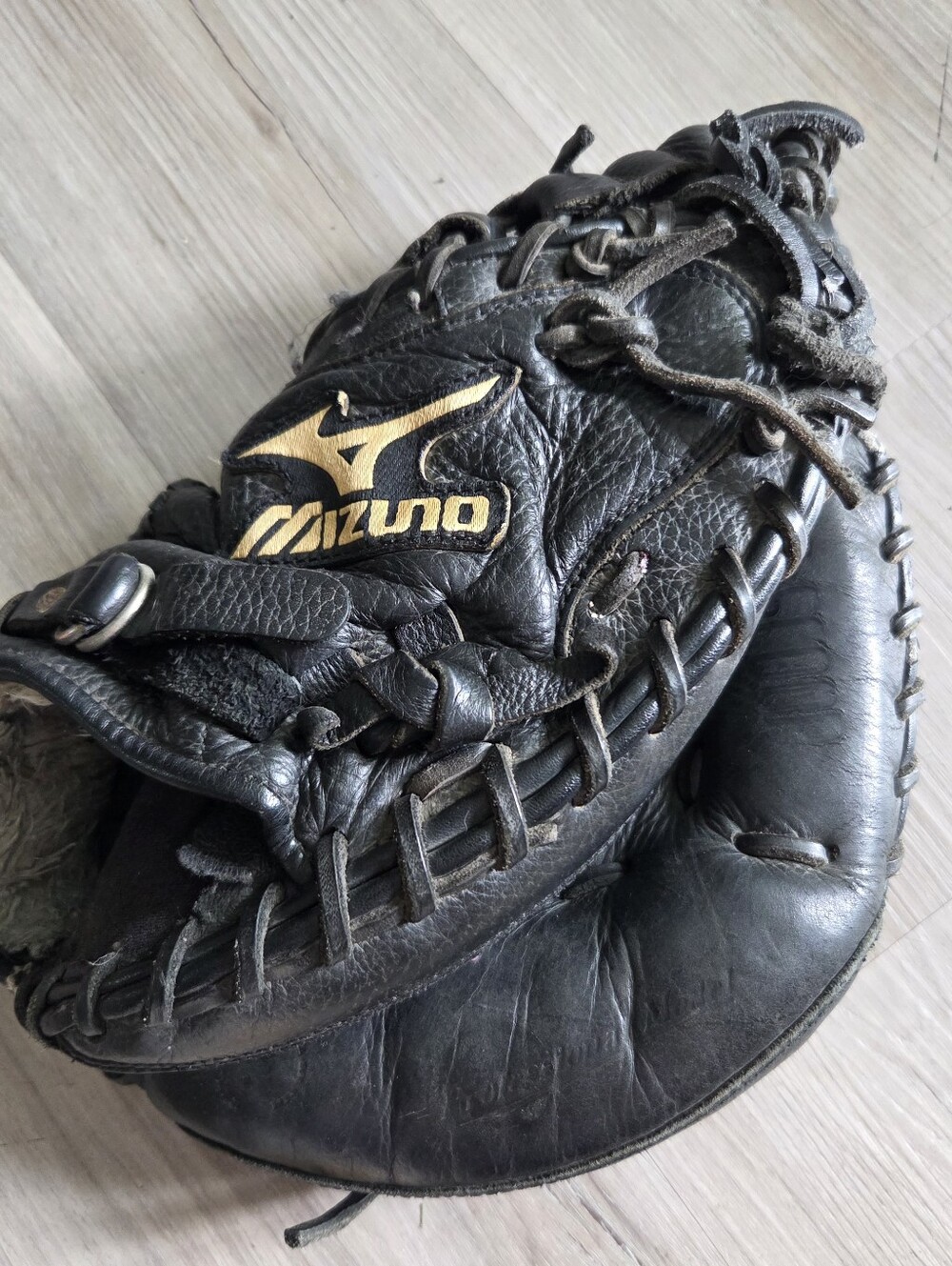 Mizuno Supreme Pro-Scoop GXC-94 33.5 Baseball Catchers Mitt RHT Broken In
